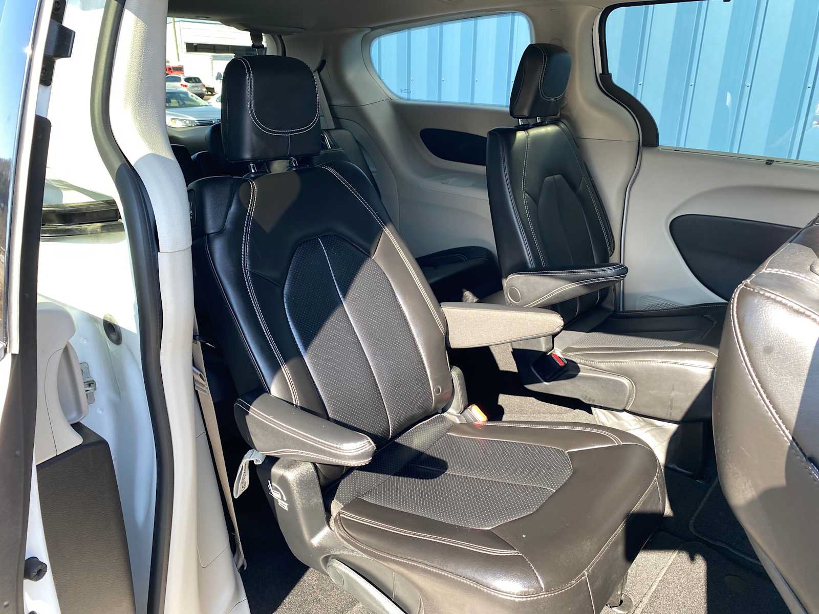 Used 2023 Chrysler Pacifica Touring-L FWD image 17
