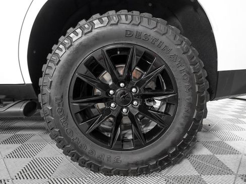 Used 2021 Chevrolet Tahoe Z71 w/ Z71 Off-Road Package AWD/4WD image 32