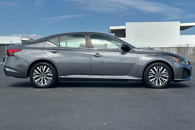 Used 2024 Nissan Altima 2.5 SV FWD image 3