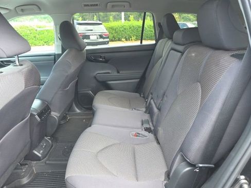 Used 2023 Toyota Highlander L FWD image 10
