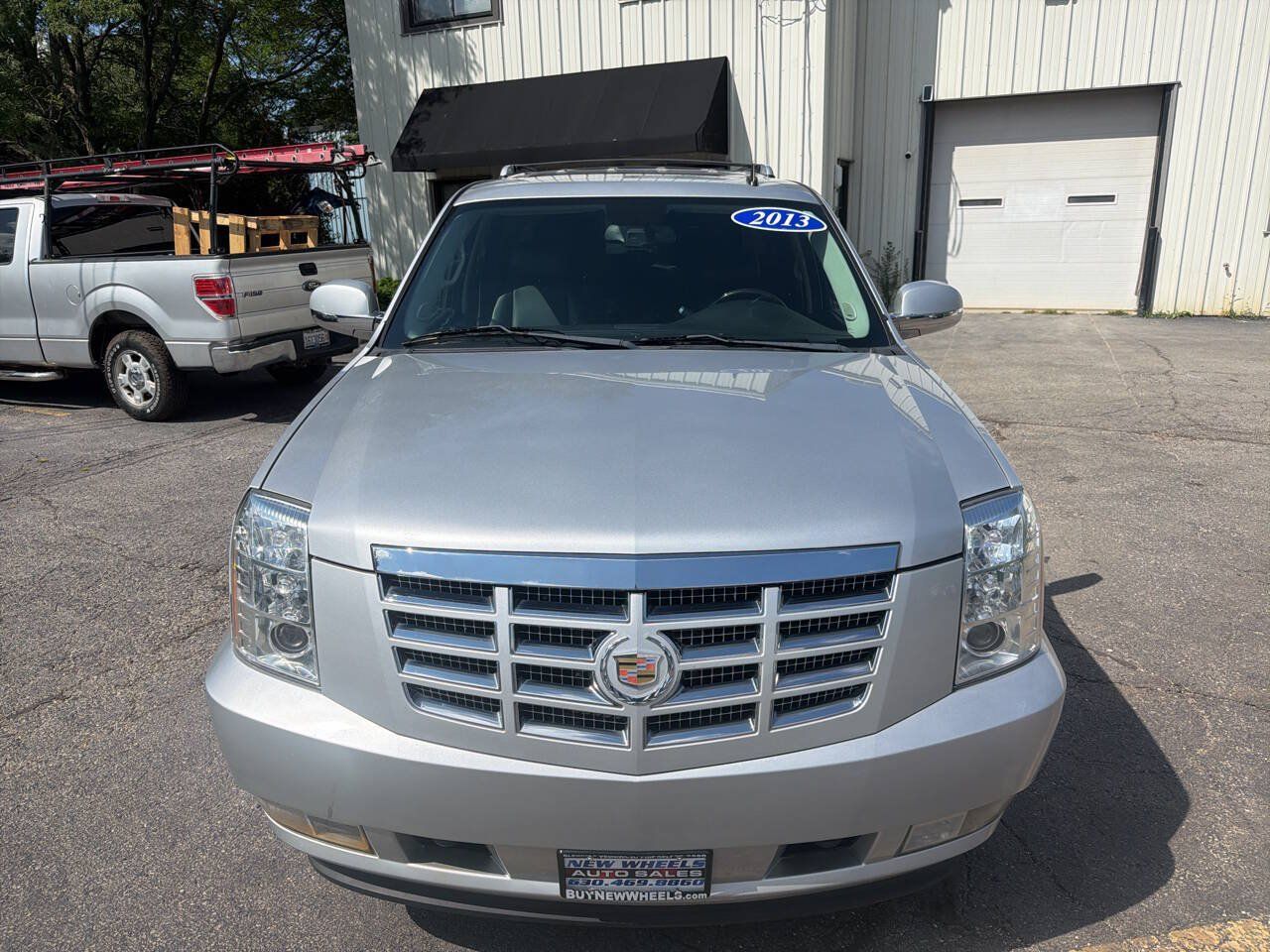 Used 2013 Cadillac Escalade Luxury AWD/4WD image 2
