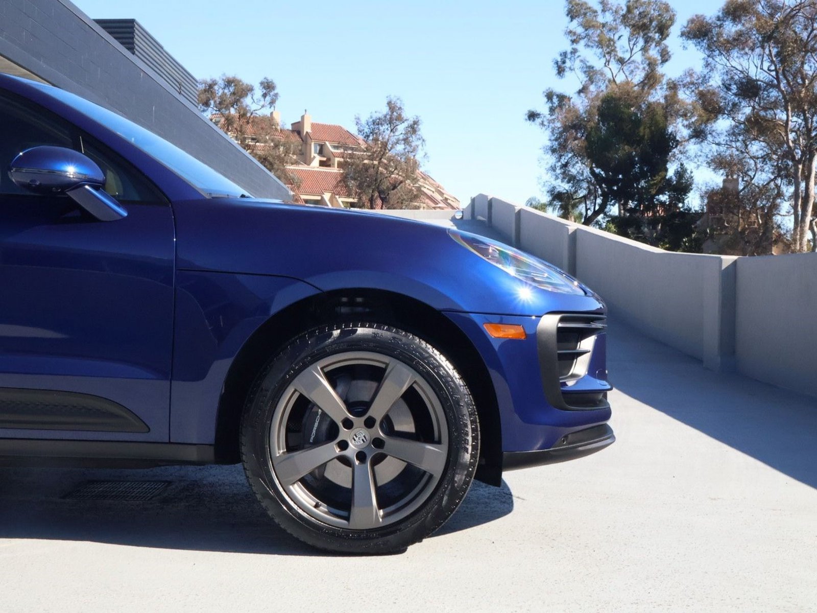 Certified 2025 Porsche Macan AWD/4WD image 11