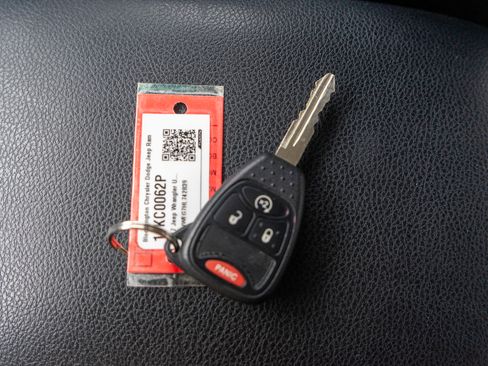 Used 2017 Jeep Wrangler Unlimited Sahara w/ Connectivity Group AWD/4WD image 28