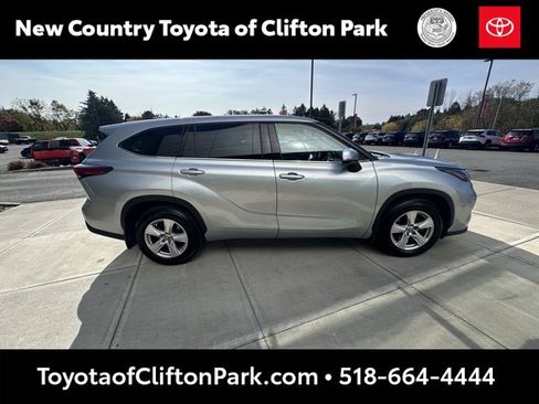 Used 2022 Toyota Highlander LE image 2
