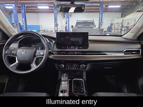 Used 2025 Mitsubishi Outlander SE image 13