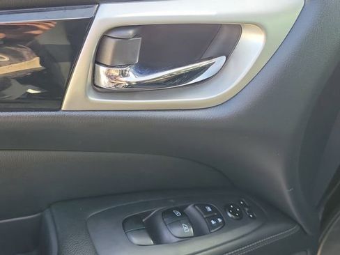 Used 2020 Nissan Pathfinder SV image 23