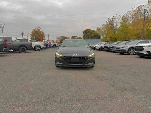 Used 2021 Hyundai Elantra SE image 3