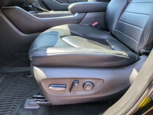 Used 2022 Toyota Highlander XLE AWD/4WD image 28