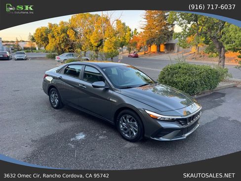 Used 2025 Hyundai Elantra Hybrid FWD image 5