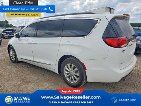 Used 2017 Chrysler Pacifica Touring-L FWD image 3