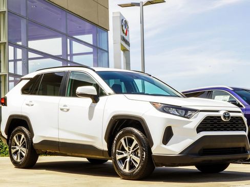 Used 2019 Toyota RAV4 LE FWD image 4