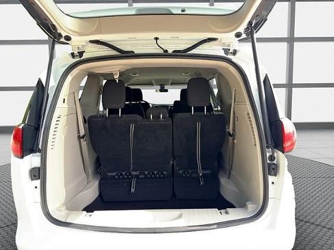 Used 2022 Chrysler Voyager LX FWD image 33