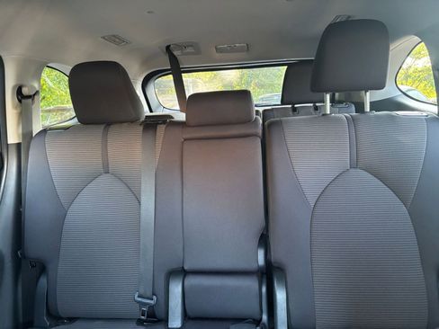 Used 2025 Toyota Highlander LE FWD image 40