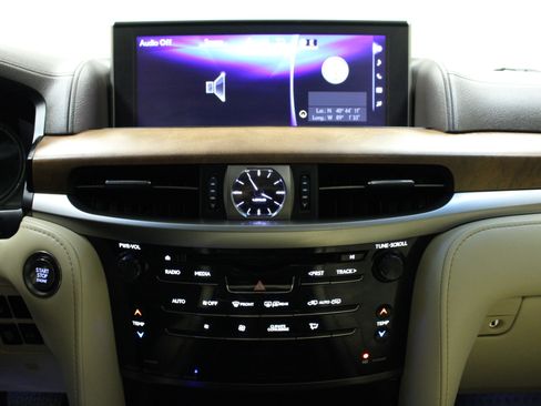 Used 2019 Lexus LX 570 4WD w/ Luxury Package image 22