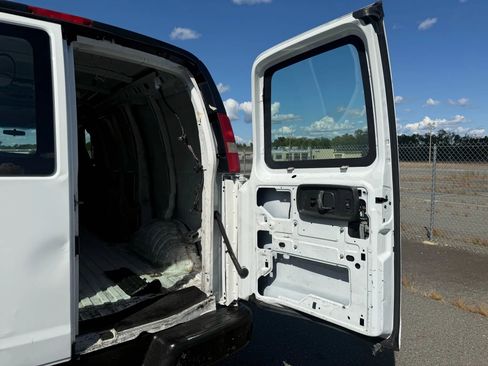 Used 2016 Chevrolet Express 2500 image 60
