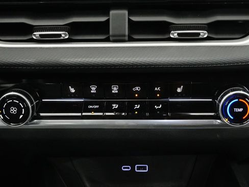 Used 2025 Chevrolet Equinox LT FWD image 19