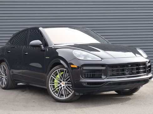 Certified 2022 Porsche Cayenne Turbo S AWD/4WD image 8