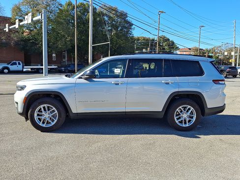 Used 2021 Jeep Grand Cherokee L Laredo w/ Luxury Tech Group I image 4