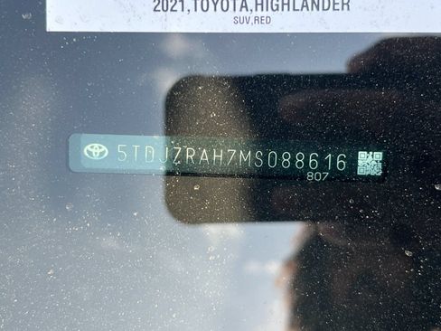 Used 2021 Toyota Highlander XSE FWD image 3