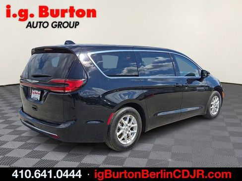 Used 2024 Chrysler Pacifica Touring-L FWD image 6