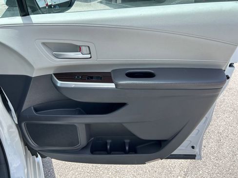 Used 2023 Toyota Sienna XLE image 33