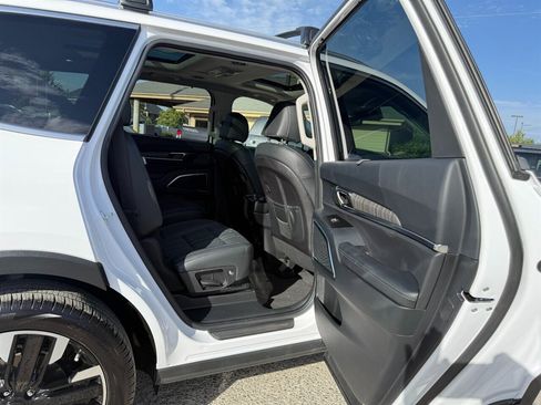 Used 2025 Kia Telluride SX w/ SX Captain's Chair Package FWD image 19