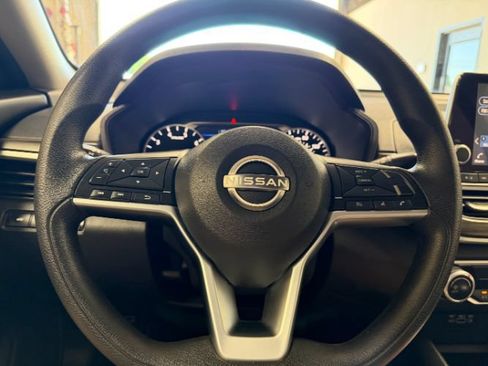 Used 2025 Nissan Altima 2.5 SV FWD image 21