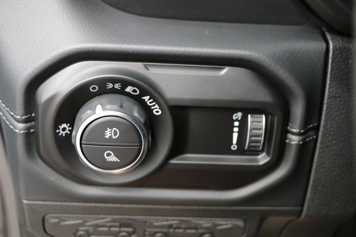 Used 2025 Jeep Gladiator Sport AWD/4WD image 19