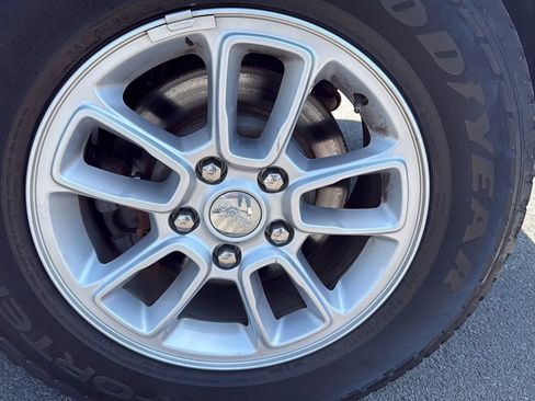 Used 2018 Jeep Grand Cherokee Laredo AWD/4WD image 6