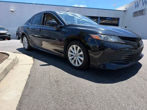 Used 2018 Toyota Camry LE FWD image 18