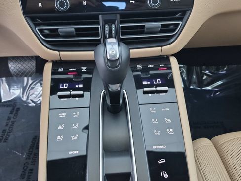 Certified 2024 Porsche Macan Turbo AWD/4WD image 13
