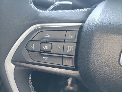 Used 2023 Jeep Grand Cherokee Limited w/ Black Appearance Package image 19