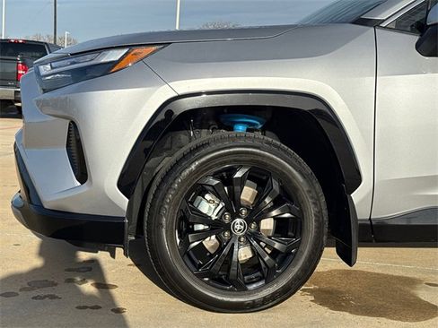 Used 2025 Toyota RAV4 SE w/ Convenience Package image 5