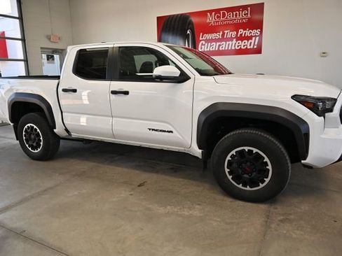 Used 2024 Toyota Tacoma TRD Off-Road w/ TRD Off Road Premium Package AWD/4WD image 4