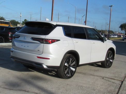 New 2025 Mitsubishi Outlander SE image 3
