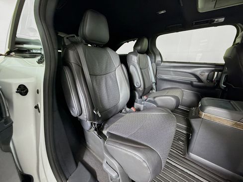 Certified 2025 Toyota Sienna Platinum image 29