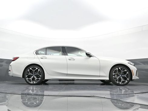 New 2025 BMW 330i xDrive Sedan w/ Convenience Package AWD/4WD image 28