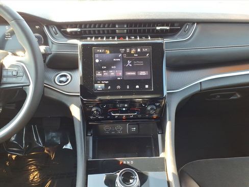 Used 2024 Jeep Grand Cherokee Altitude image 13