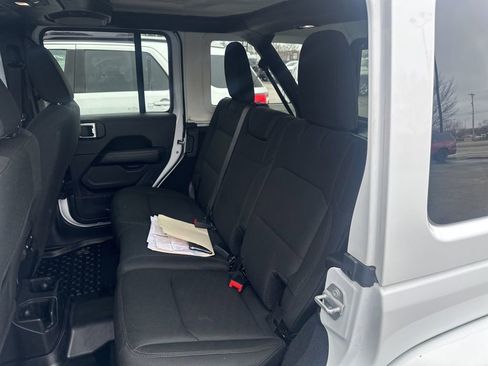 Used 2018 Jeep Wrangler Unlimited Sahara image 9