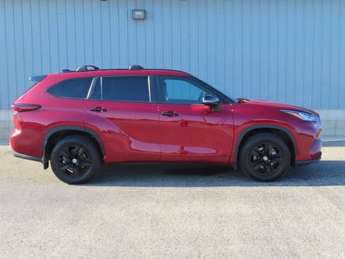 Used 2024 Toyota Highlander LE AWD/4WD image 2