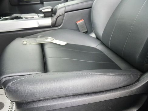 Used 2023 Mercedes-Benz GLB 250 w/ Premium Package image 7