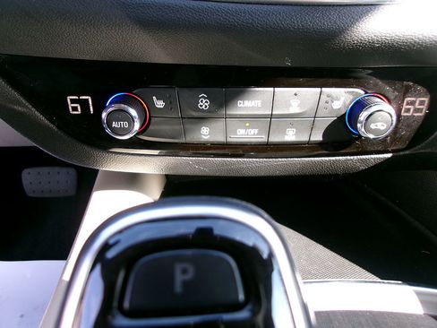 Used 2021 Buick Enclave Essence image 18