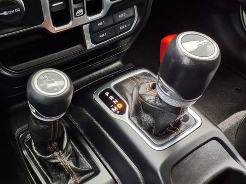 Used 2021 Jeep Gladiator Overland AWD/4WD image 14