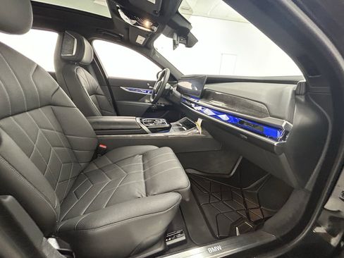 Used 2024 BMW i7 eDrive50 image 40