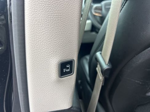 Certified 2024 Chrysler Pacifica Touring-L FWD image 9