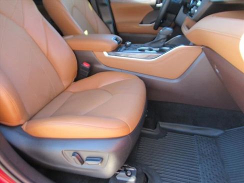 Used 2022 Toyota Highlander Platinum image 8