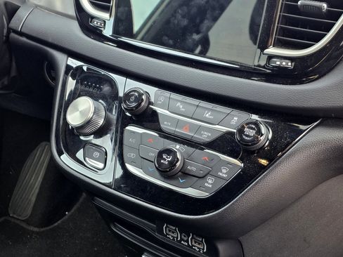 Used 2025 Chrysler Pacifica Select FWD image 9