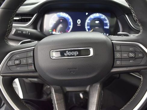 Used 2024 Jeep Grand Cherokee Limited image 11