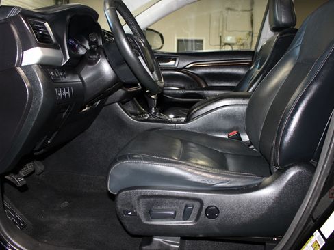Used 2015 Toyota Highlander Limited Platinum FWD image 23