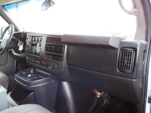 Used 2015 Chevrolet Express 2500 RWD image 15